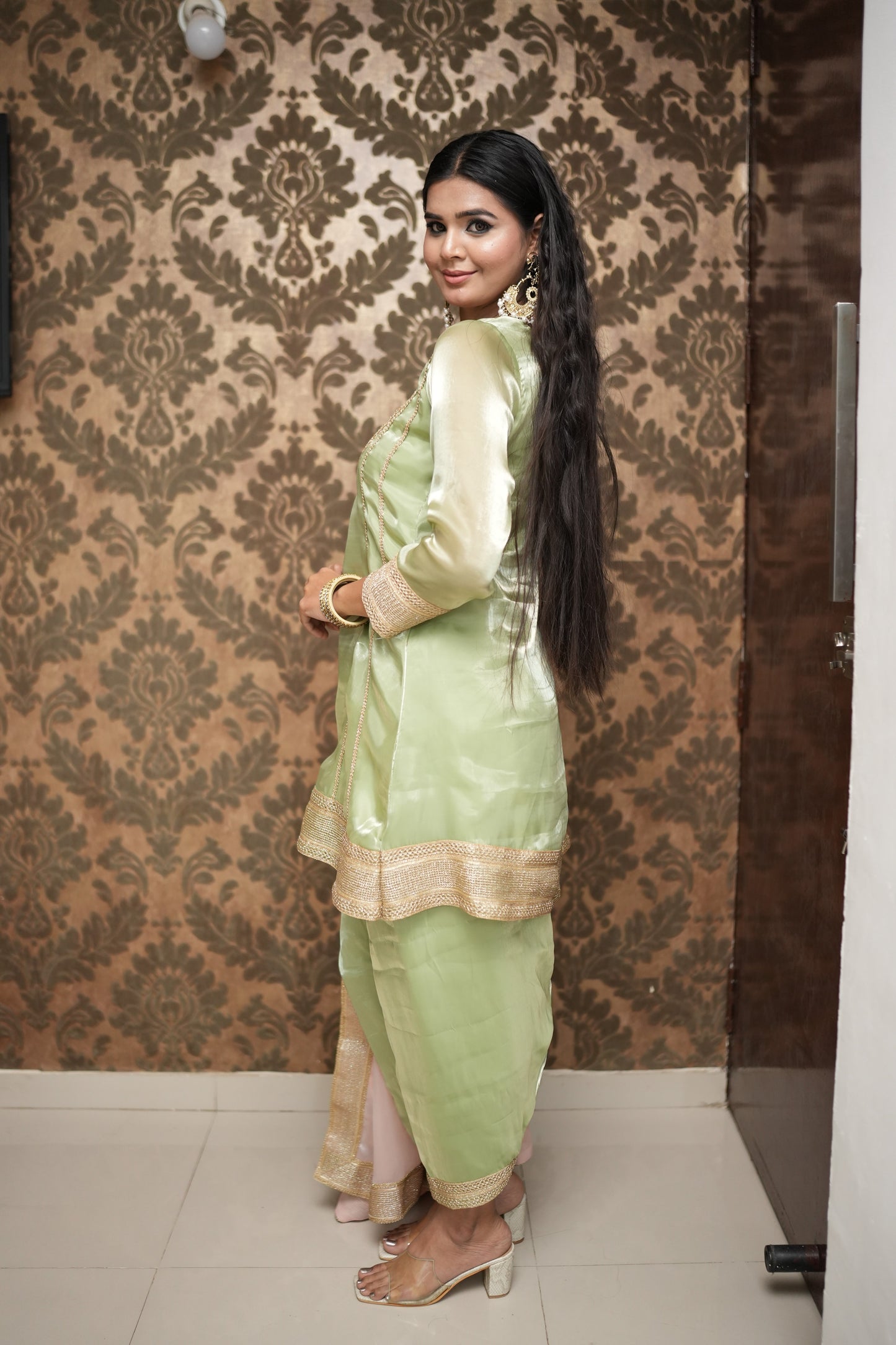 दिशा's Kiladar Organza Suit Set