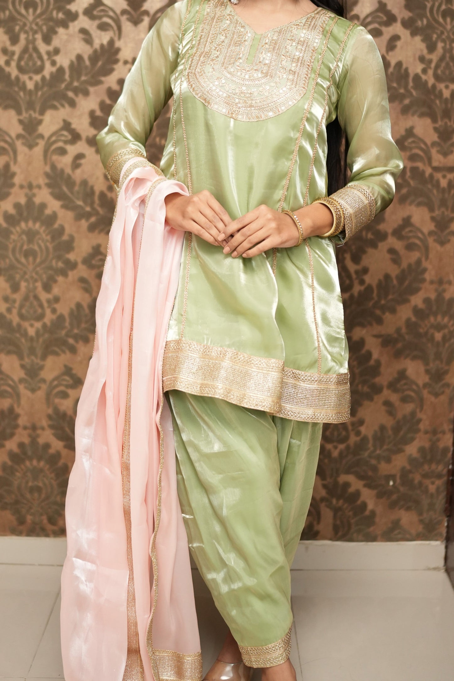 दिशा's Kiladar Organza Suit Set