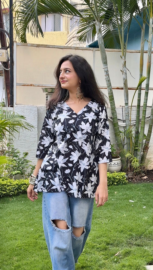 दिशा's Straight 3/4 Sleeves Short Kurti