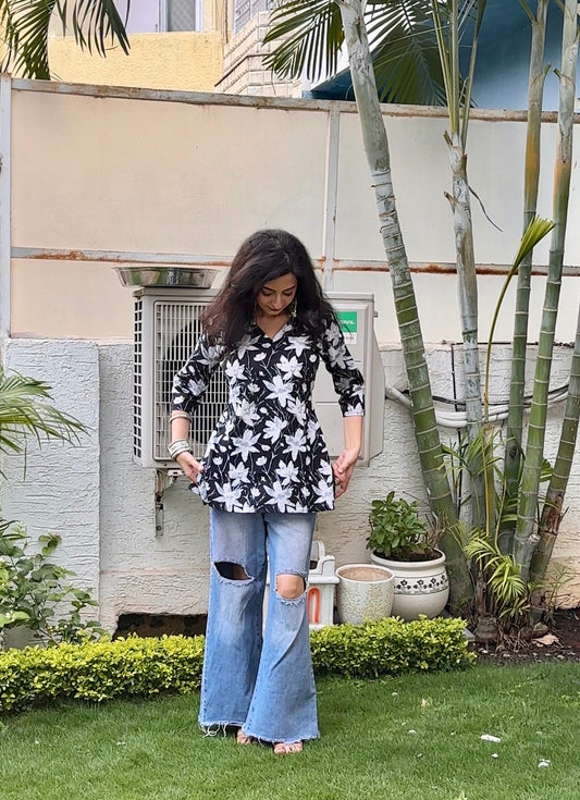दिशा's Straight 3/4 Sleeves Short Kurti